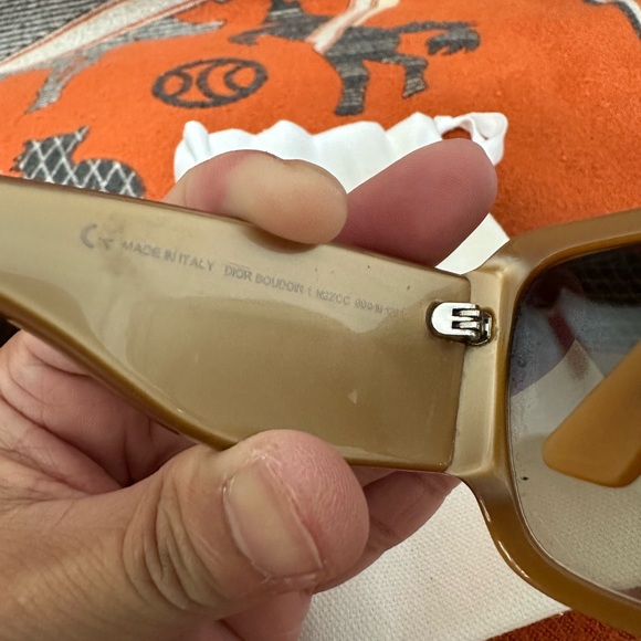 :) - DIOR❤️🌟SUNGLASSES WITH POUCH⭐️UNBOXING ITEM - Picture 3 of 3